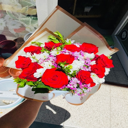 Kırmızı Gül Buketi 10 Adet ve Papatyalar